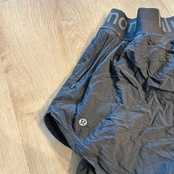 Lululemon Logo Waistband High-Rise Training Short size 8 graphite grey - Picture 3 of 4